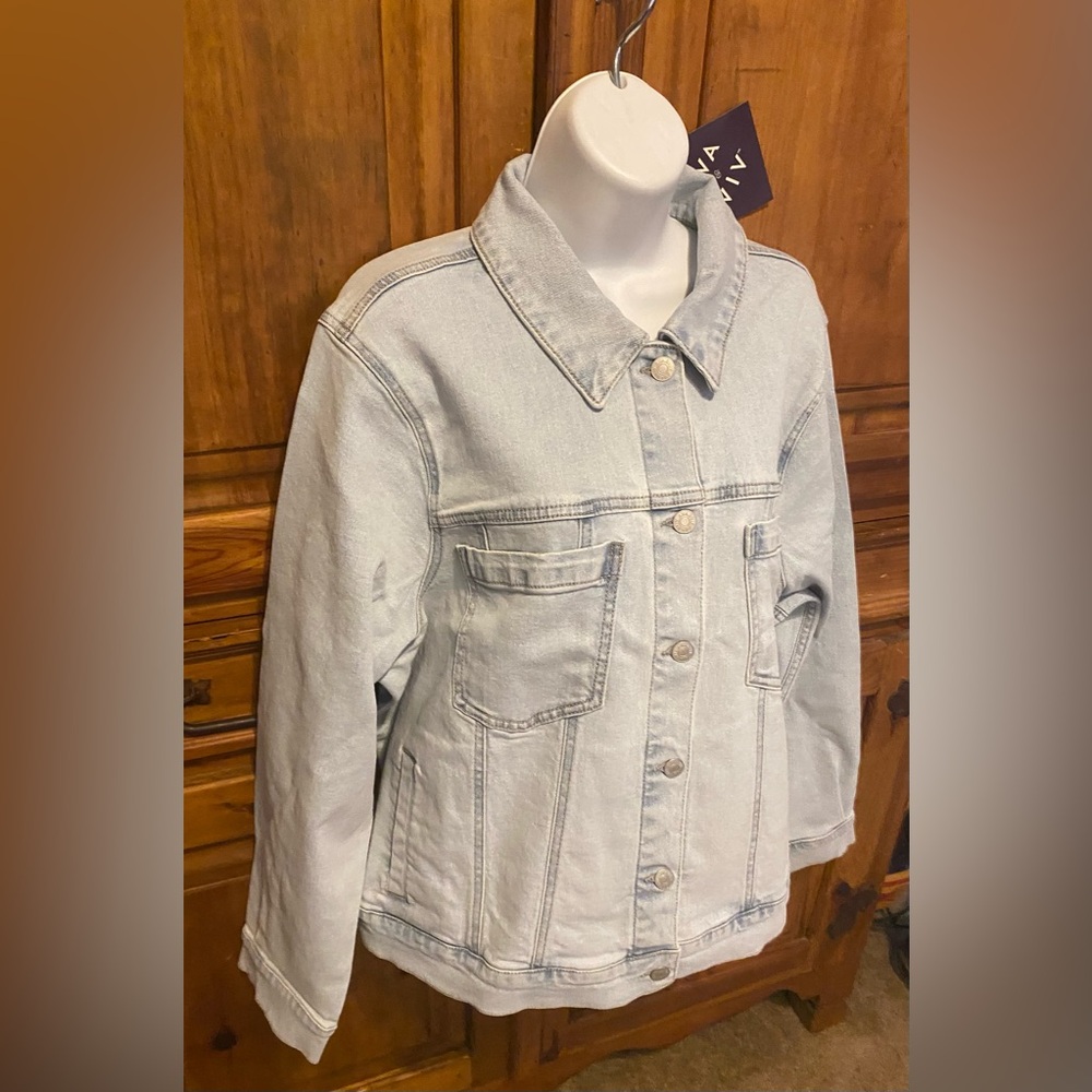 Ava & Viv NWT Light Wash Relaxed Denim Trucker Jacket Size 2X Plus Jean Coat Y2K